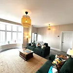 Apartment Smugglers - Sea Front - Parking - Sea Views - Balcony - 2 Luxury Kingsize Beds *