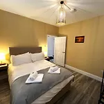Smugglers - Sea Front - Parking - Sea Views - Balcony - 2 Luxury Kingsize Beds Apartment Saltburn-by-the-Sea