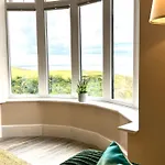 Smugglers - Sea Front - Parking - Sea Views - Balcony - 2 Luxury Kingsize Beds Apartment Saltburn-by-the-Sea