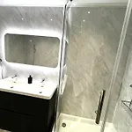 Apartment Smugglers - Sea Front - Parking - Sea Views - Balcony - 2 Luxury Kingsize Beds *