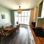 Smugglers - Sea Front - Parking - Sea Views - Balcony - 2 Luxury Kingsize Beds Apartment Saltburn-by-the-Sea