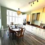 Smugglers - Sea Front - Parking - Sea Views - Balcony - 2 Luxury Kingsize Beds Saltburn-by-the-Sea