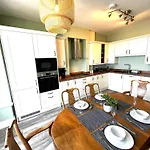 Smugglers - Sea Front - Parking - Sea Views - Balcony - 2 Luxury Kingsize Beds Apartment