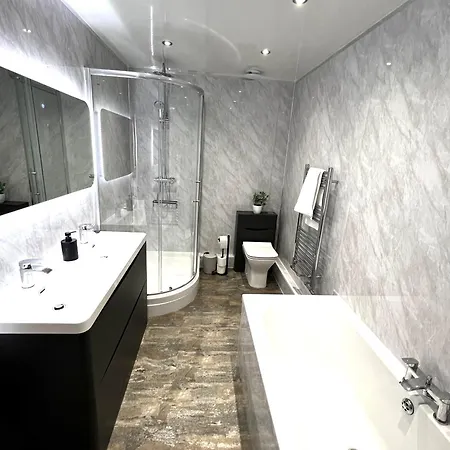 Apartament Smugglers - Sea Front - Parking - Sea Views - Balcony - 2 Luxury Kingsize Beds