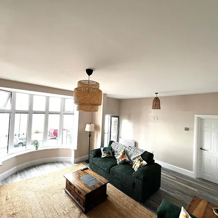 Daire Smugglers - Sea Front - Parking - Sea Views - Balcony - 2 Luxury Kingsize Beds *