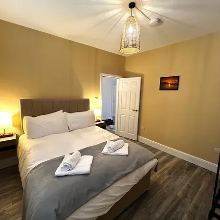 Smugglers - Sea Front - Parking - Sea Views - Balcony - 2 Luxury Kingsize Beds Daire Saltburn-by-the-Sea