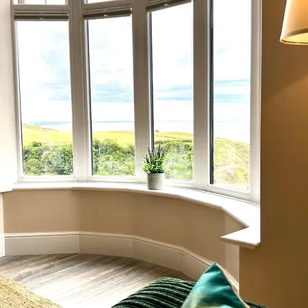 Smugglers - Sea Front - Parking - Sea Views - Balcony - 2 Luxury Kingsize Beds Daire Saltburn-by-the-Sea