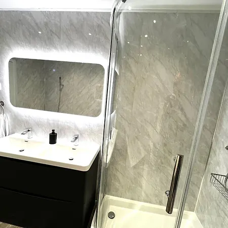 Daire Smugglers - Sea Front - Parking - Sea Views - Balcony - 2 Luxury Kingsize Beds *