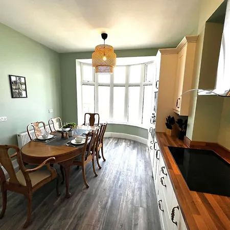 Smugglers - Sea Front - Parking - Sea Views - Balcony - 2 Luxury Kingsize Beds Daire Saltburn-by-the-Sea