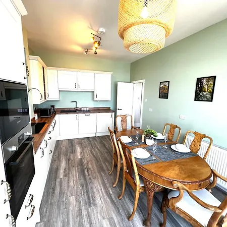 Daire Smugglers - Sea Front - Parking - Sea Views - Balcony - 2 Luxury Kingsize Beds *