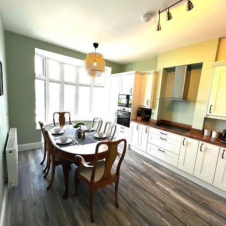 Smugglers - Sea Front - Parking - Sea Views - Balcony - 2 Luxury Kingsize Beds Saltburn-by-the-Sea