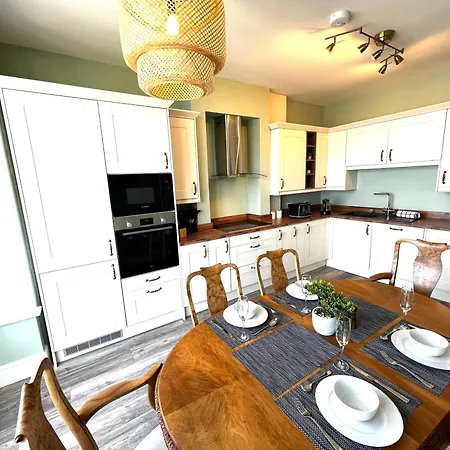 Smugglers - Sea Front - Parking - Sea Views - Balcony - 2 Luxury Kingsize Beds Daire